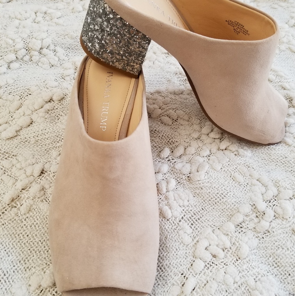 Sued slippers